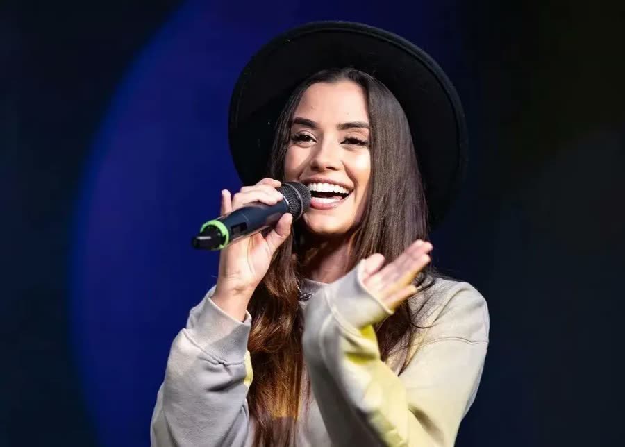 Isadora Pompeo em show